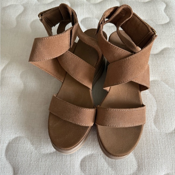 UGG Tan Women's Wedge Sandals - Picture 1 of 4
